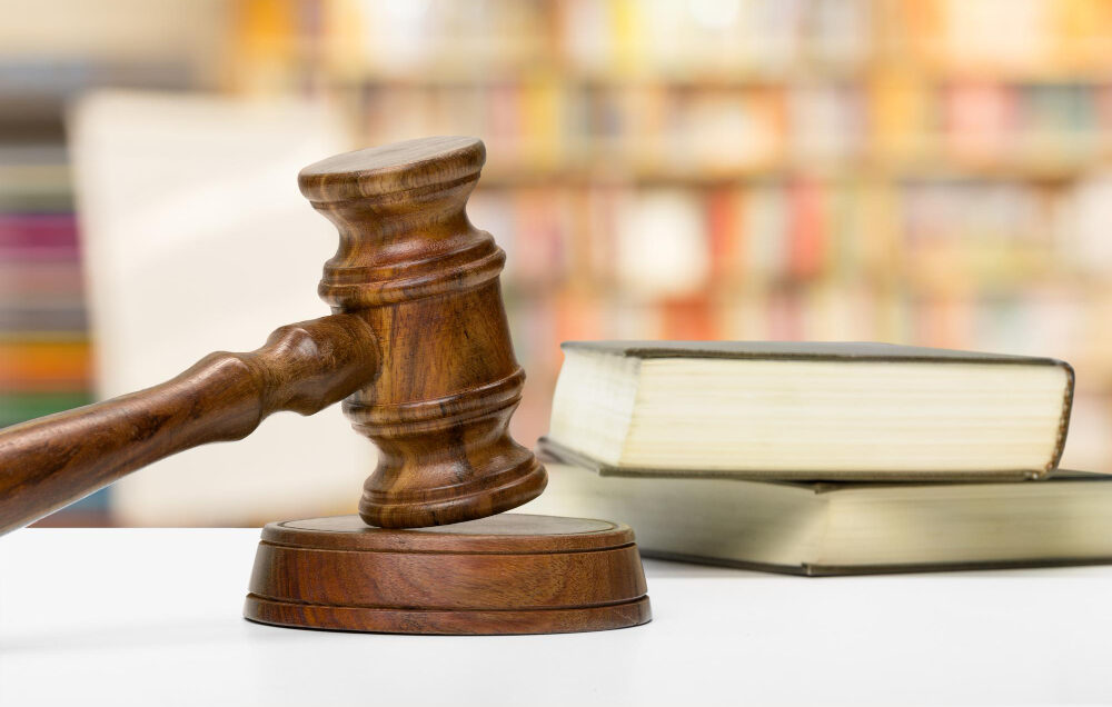 wooden-gavel-books-wooden-table